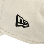 New Era製の黒いBVBキャップ、モデル「9Forty Essentials」。BVBのロゴが刺繍され、上質な仕上がりとなっており、ボルシア・ドルトムントのファンに最適です。