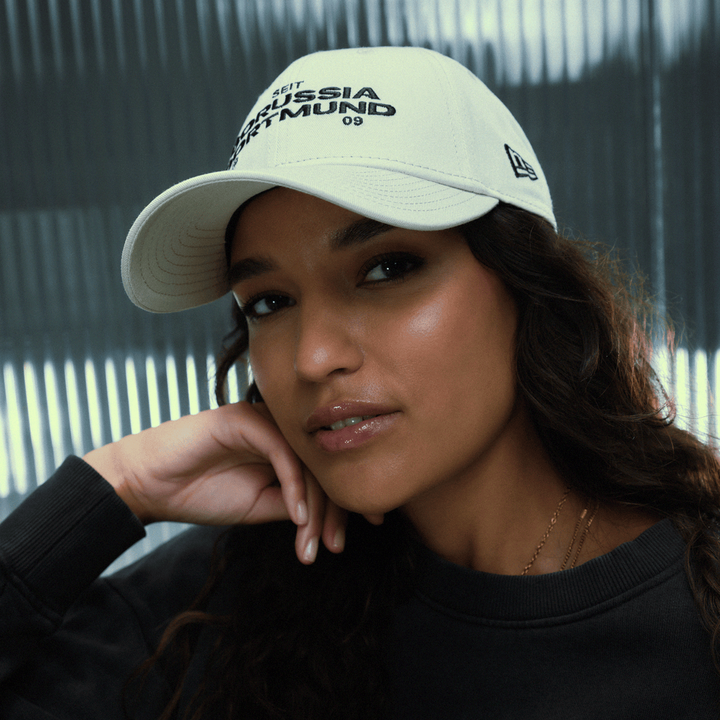New Eraの「9Forty Essentials」コレクションの白いBVBキャップ。黒色のボルシア・ドルトムントの文字とロゴが入っており、こちらはそのサイドからの写真です。
