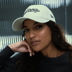 New Eraの「9Forty Essentials」コレクションの白いBVBキャップ。黒色のボルシア・ドルトムントの文字とロゴが入っており、こちらはそのサイドからの写真です。
