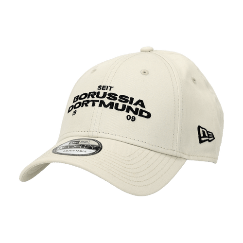 Gorra beige de New Era con el diseño del BVB, con el nombre «Borussia Dortmund» bordado, cierre ajustable y un estilo moderno.