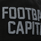 Schwarze BVB-Kappe von New Era, Vorderseite mit grauer Stickerei 'Football Capital', ideal für Fans des Vereins.