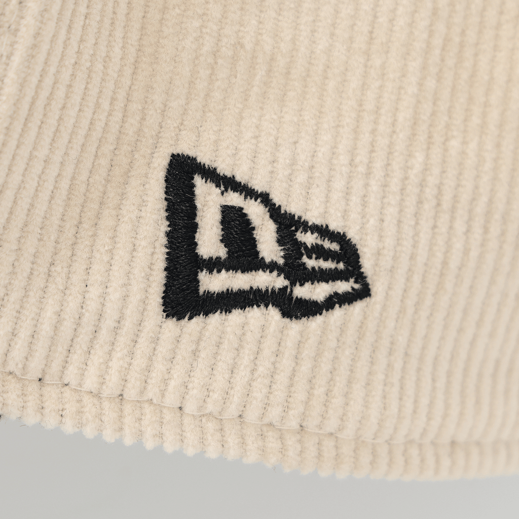 Cappellino BVB New Era 9Forty Cord Lifestyle color beige con logo ricamato, primo piano della trama del tessuto.