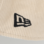 Cappellino BVB New Era 9Forty Cord Lifestyle color beige con logo ricamato, primo piano della trama del tessuto.