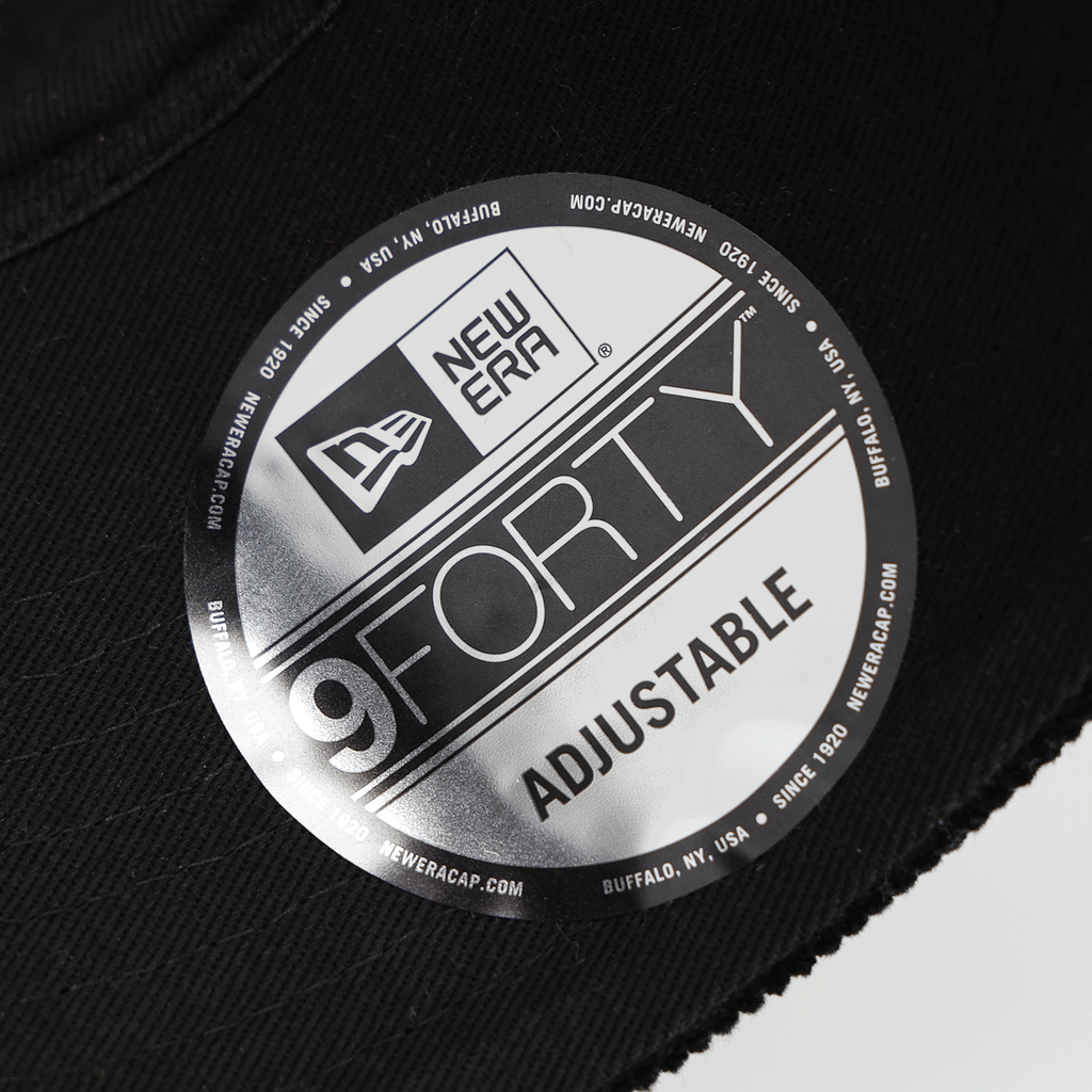 BVBのニューエラ・キャップ「9Forty」。ブラック＆イエローのカラーリングで、サイズ調整機能付き、高級感のあるシルバーのステッカーが施されています。