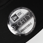 BVBのニューエラ・キャップ「9Forty」。ブラック＆イエローのカラーリングで、サイズ調整機能付き、高級感のあるシルバーのステッカーが施されています。