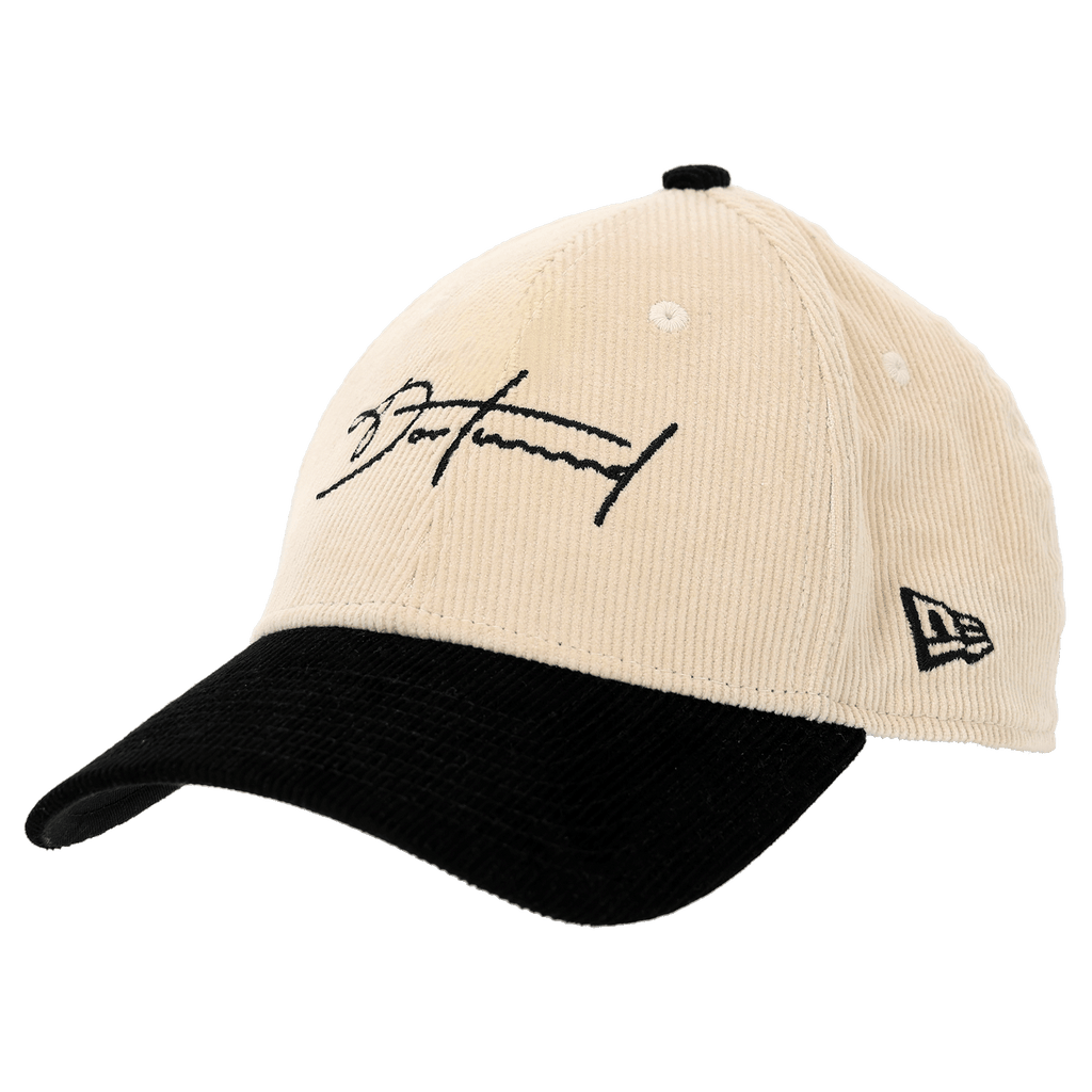Cappellino lifestyle BVB New Era 9Forty in velluto a coste color beige con visiera nera e logo BVB ricamato, un accessorio alla moda per i tifosi.