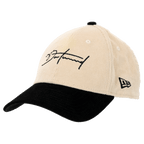 Cappellino lifestyle BVB New Era 9Forty in velluto a coste color beige con visiera nera e logo BVB ricamato, un accessorio alla moda per i tifosi.