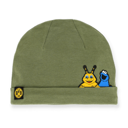 Bonnet vert pour bébé aux couleurs du BVB, orné des personnages brodés EMMA et le Cookie-Monstr de Sesame Street, avec le logo du BVB sur le revers.