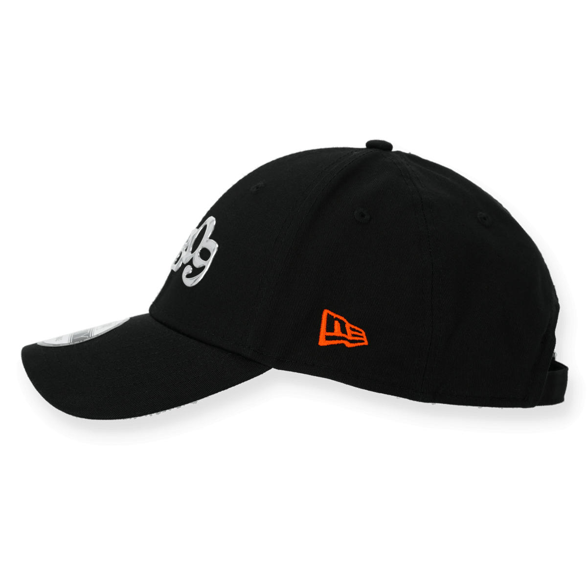 Schwarze BVB-Cap New Era 9Forty Heat 2025 mit gebogenem Schirm und orangefarbenem Logo an der Seite, ideal für Fans von Borussia Dortmund.