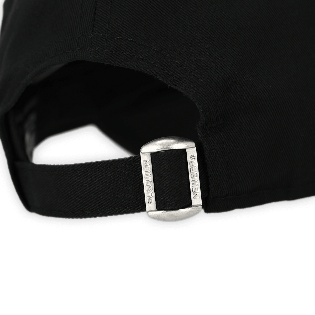 Verstellbare BVB-Cap von New Era im Modell 9Forty Heat 2025, schwarz mit metallischem Verschluss und sportlichem Design.