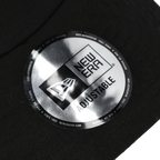 Schwarze BVB Cap von New Era im Trucker-Design mit Essentials-Aufschrift, Fanartikel von Borussia Dortmund.
