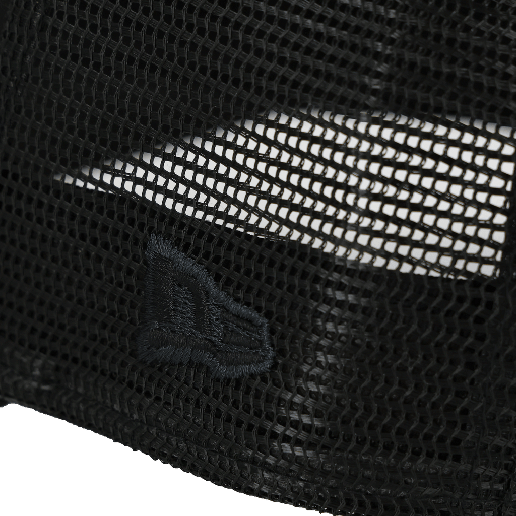 Schwarze BVB Cap New Era Trucker Essentials mit atmungsaktivem Mesh-Design und gesticktem Logo.