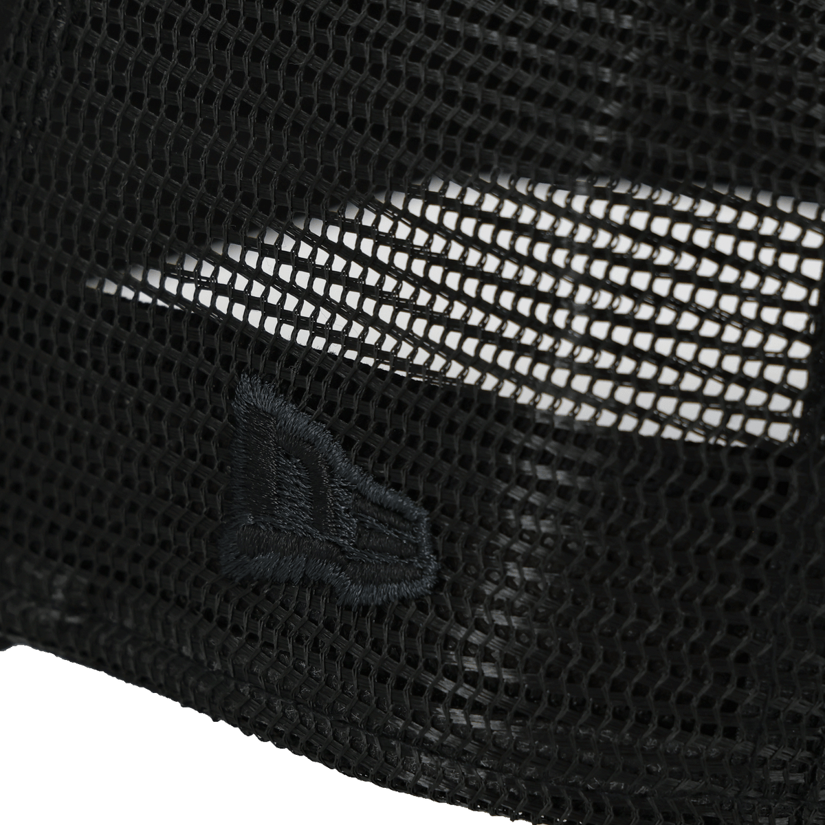 Schwarze BVB Cap New Era Trucker Essentials mit atmungsaktivem Mesh-Design und gesticktem Logo.