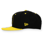 Schwarzgelbe BVB-Cap von New Era in Seitenansicht mit Snapback-Verschluss und BVB-Logo.