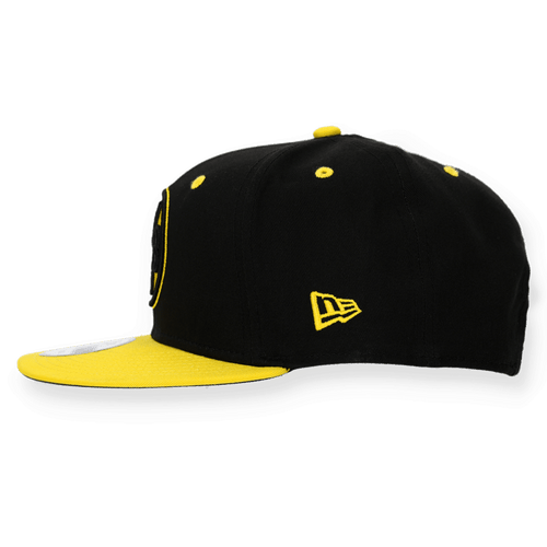 Schwarzgelbe BVB-Cap von New Era in Seitenansicht mit Snapback-Verschluss und BVB-Logo.