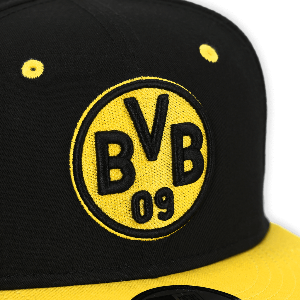Schwarzgelbe BVB-Snapback-Cap von New Era mit prominentem gesticktem BVB-Emblem und flachem Schirm.
