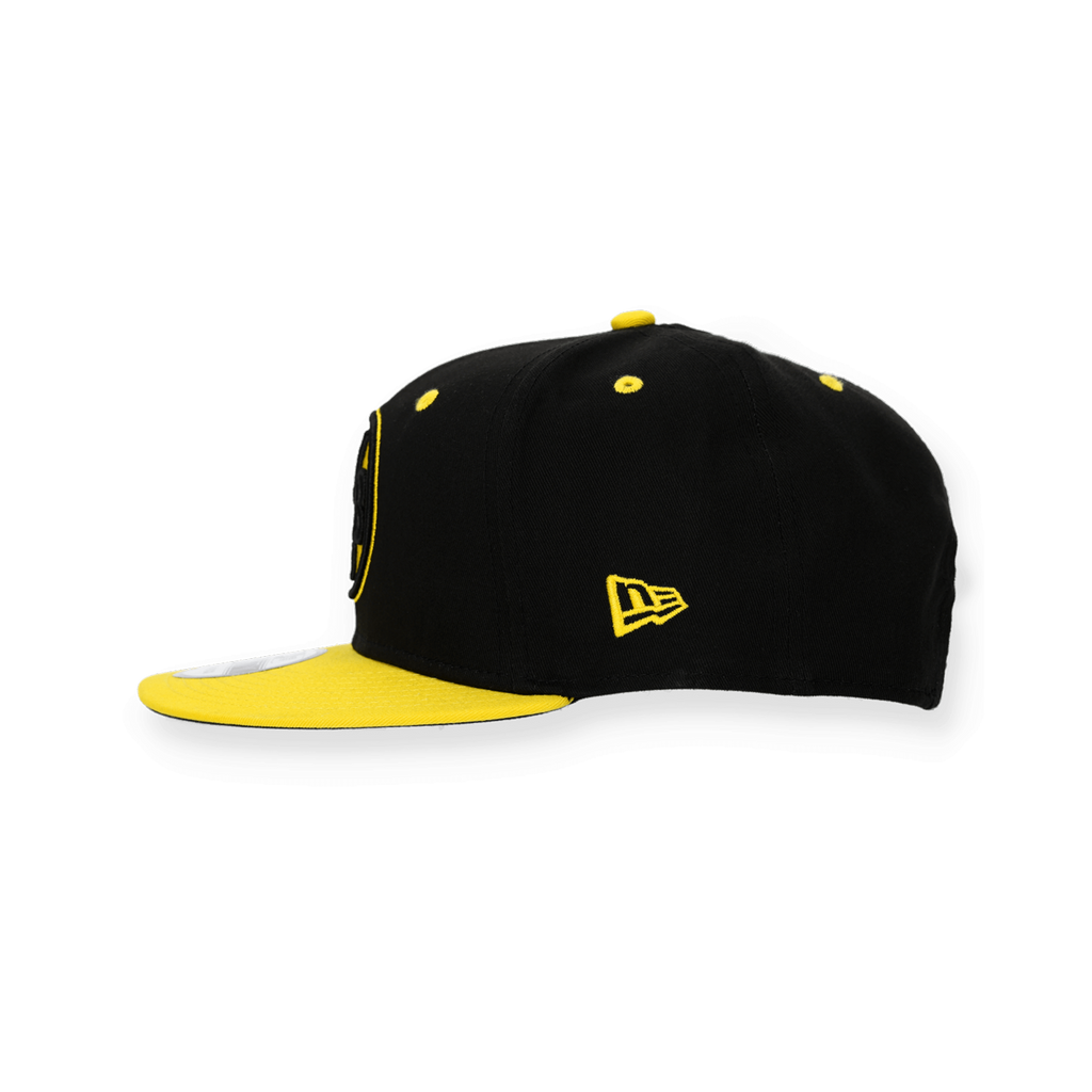 Casquette snapback pour enfants de la collection BVB, motif noir et jaune avec un logo New Era bien visible sur le côté.