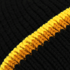 Vue détaillée d'un bonnet tricoté du BVB aux couleurs noir et jaune, inspiré du style rétro des années 70.