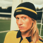 Bonnet noir et jaune BVB 09 au style rétro des années 70, avec une rayure jaune bien visible et le logo du BVB, idéal pour les vrais supporters du Borussia Dortmund.