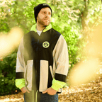 Gorro negro del BVB de New Era, que lleva un hombre en un parque en otoño.