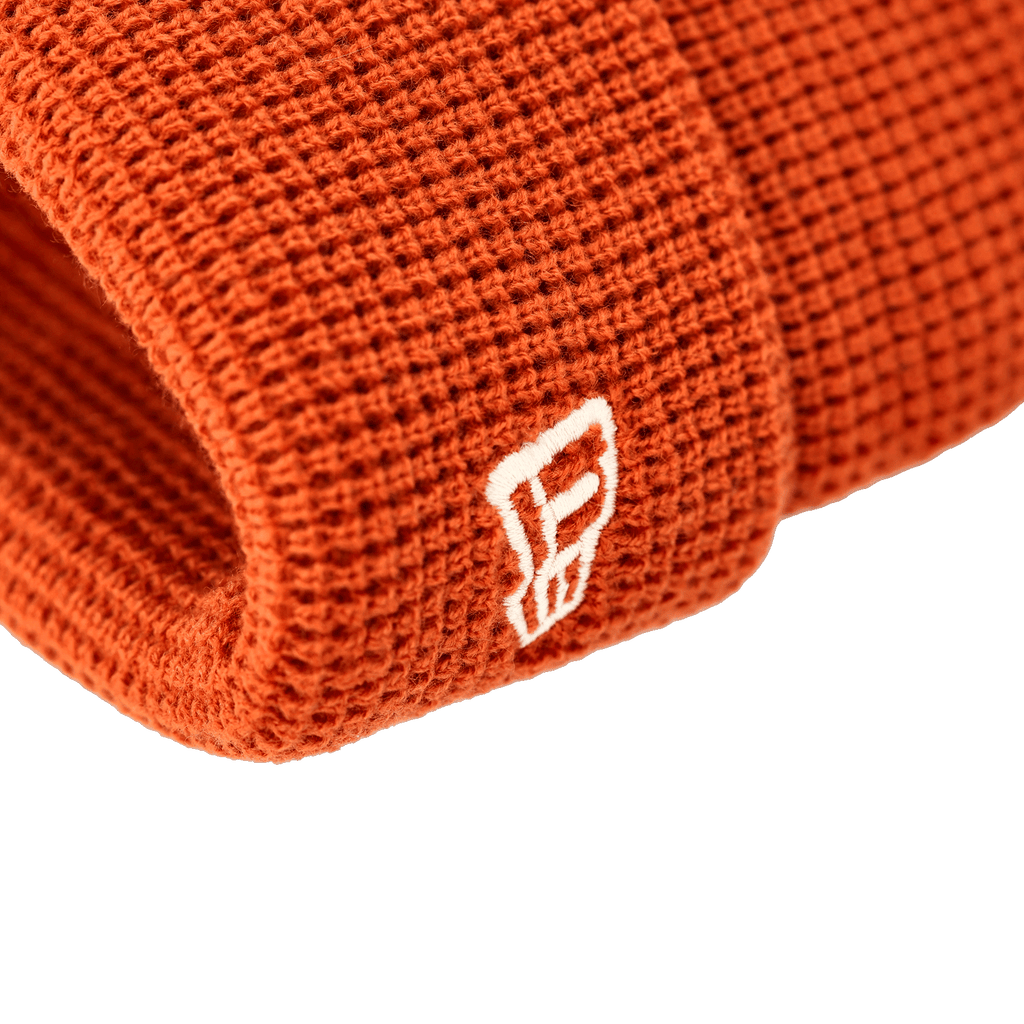 Die orangefarbene BVB-Waffle-Beanie von New Era mit aufgesticktem weißen BVB-Logo, ideal für Fans und kalte Tage.
