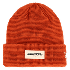 Das BVB Beanie New Era Waffle in orange mit grober Strickstruktur und aufgenähtem Borussia Dortmund Logo, ideal für Fans.