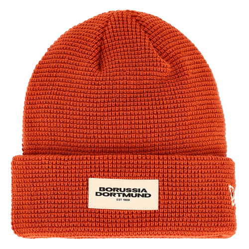 Le bonnet BVB Beanie New Era Waffle, de couleur orange, avec une texture tricotée grossière et le logo du Borussia Dortmund cousu, idéal pour les supporters.
