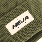 Detailansicht einer olivefarbenen BVB-Mütze von New Era mit Waffelstruktur und Heja BVB-Label.