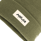 Cappellino del BVB color verde oliva di New Era, in maglia a nido d'ape, con toppa bianca ricamata con il logo HEJA BVB. Ideale per i tifosi del Borussia Dortmund.