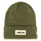 Berretto BVB New Era Waffle color oliva con toppa HEJA BVB, ideale per i tifosi del Borussia Dortmund.