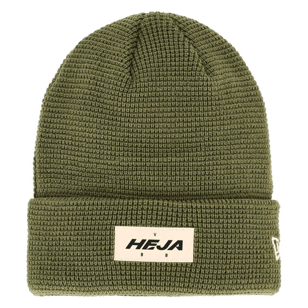 Olivefarbene BVB Beanie New Era Waffle mit HEJA BVB-Patch, ideal für Fans von Borussia Dortmund.