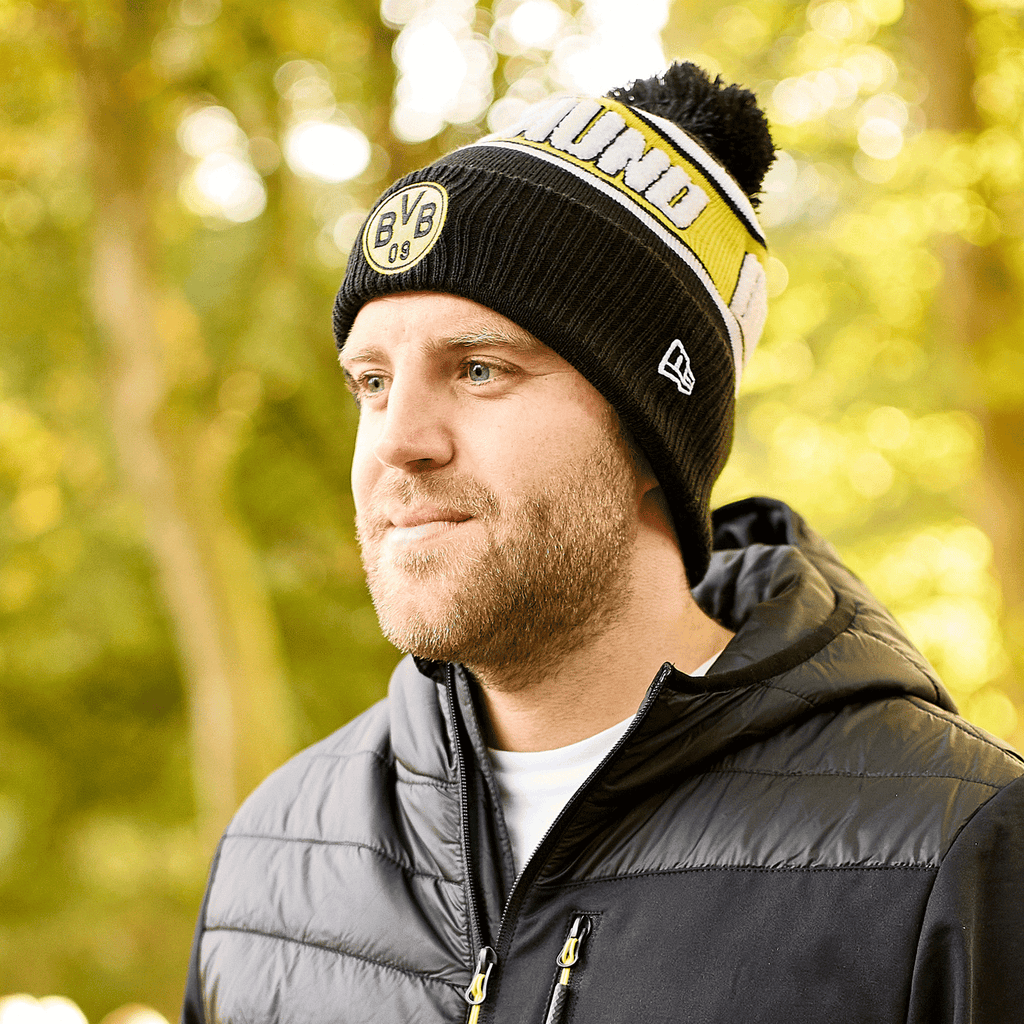Berretto a pompon nero e giallo del BVB di New Era con logo BVB e scritta “Dortmund”, ideale per i tifosi del Borussia Dortmund.