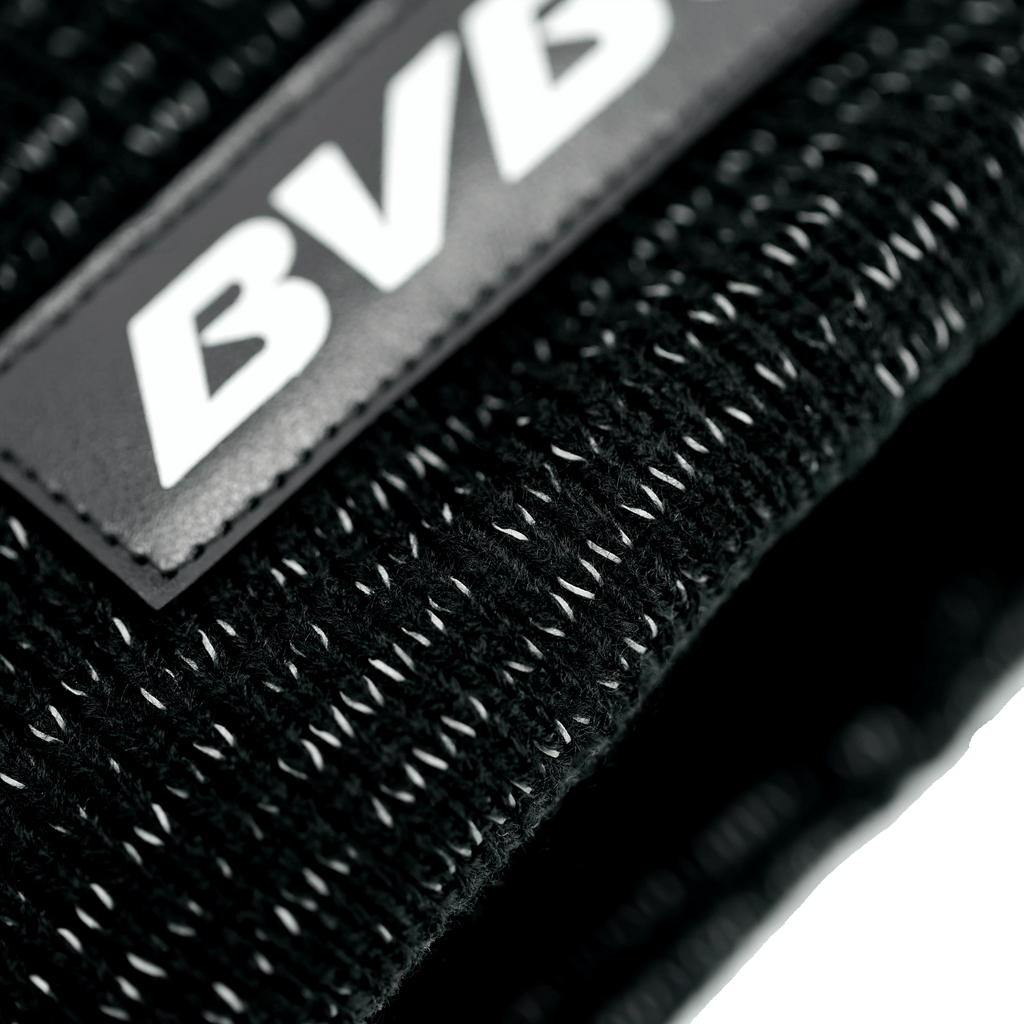 反射素材のディテールと、レザーパッチに施されたBVBロゴが特徴の、黒色のBVBビーニー帽のクローズアップ写真。
