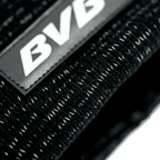 反射素材のディテールと、レザーパッチに施されたBVBロゴが特徴の、黒色のBVBビーニー帽のクローズアップ写真。
