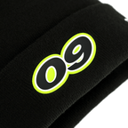 Schwarze BVB-Kinder-Beanie mit auffälliger gelb-grüner '09'-Applikation, ideal als Fan-Accessoire für Borussia Dortmund.