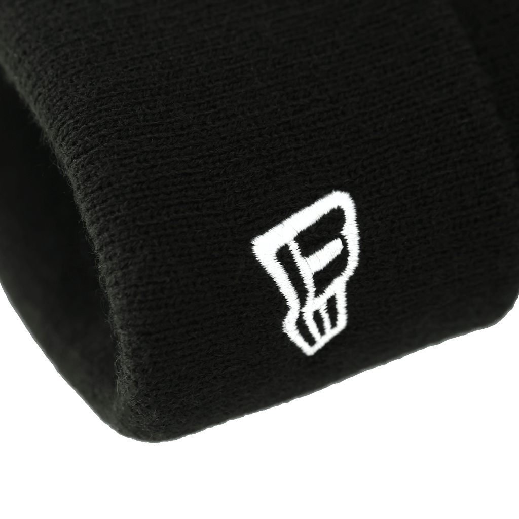 Detailansicht einer schwarzen BVB-Beanie-Mütze für Kinder mit gesticktem weißen Emblem auf der Vorderseite.
