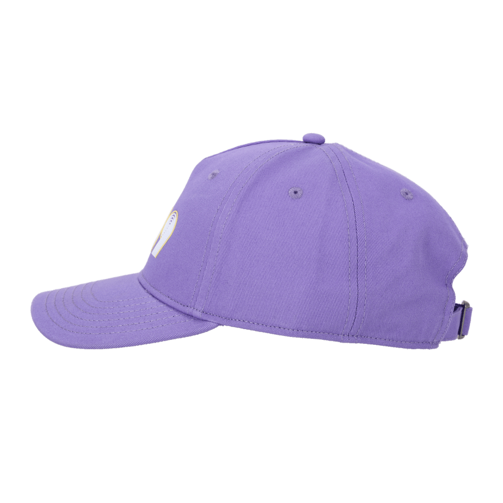 Cappellino da baseball viola del Borussia Dortmund con la scritta “1909” stampata, design sportivo, vista laterale, chiusura regolabile.