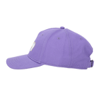 Cappellino da baseball viola del Borussia Dortmund con la scritta “1909” stampata, design sportivo, vista laterale, chiusura regolabile.