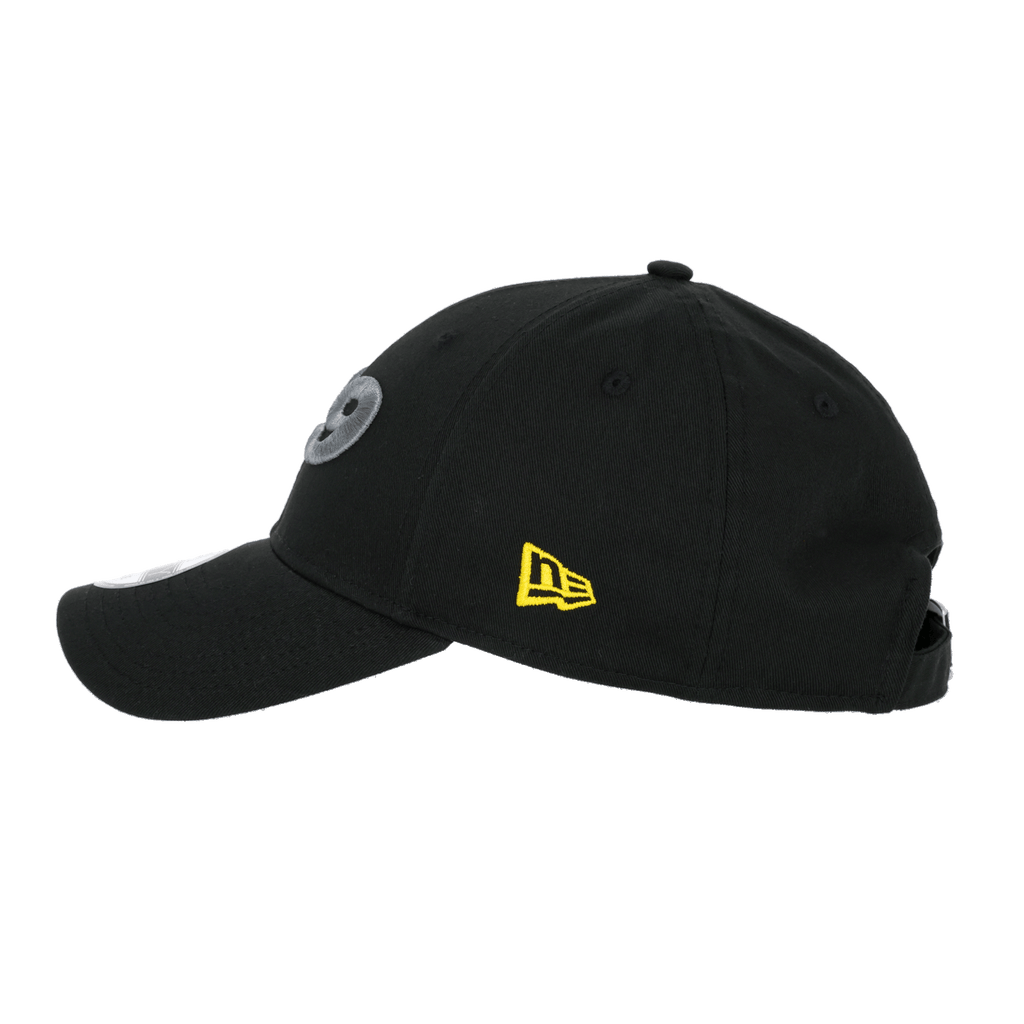 Gorra negra del BVB de New Era con diseño 9Forty, con el logotipo de la marca en amarillo y el logotipo del BVB bordado en gris en la parte delantera; ajustable, ideal para los aficionados del Borussia Dortmund.