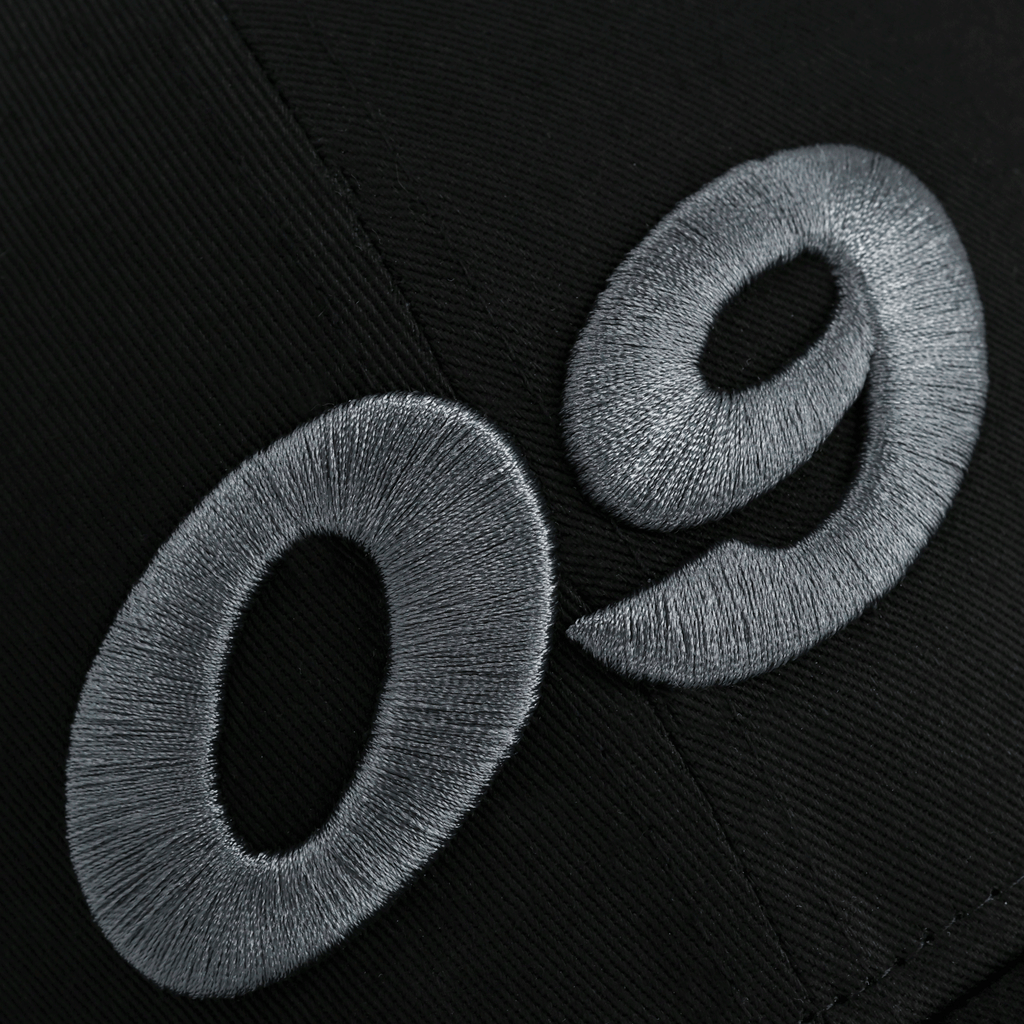 Gorra negra del BVB con el logotipo «09» bordado en gris, ideal como artículo para aficionados y como complemento de moda.