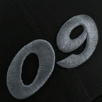 Gorra negra del BVB con el logotipo «09» bordado en gris, ideal como artículo para aficionados y como complemento de moda.