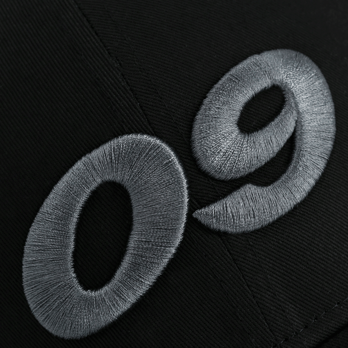 Gorra negra del BVB con el logotipo «09» bordado en gris, ideal como artículo para aficionados y como complemento de moda.