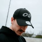 Gorra negra BVB New Era 9Forty con el número 09 bordado en gris, un accesorio con mucho estilo para los aficionados del Borussia Dortmund.