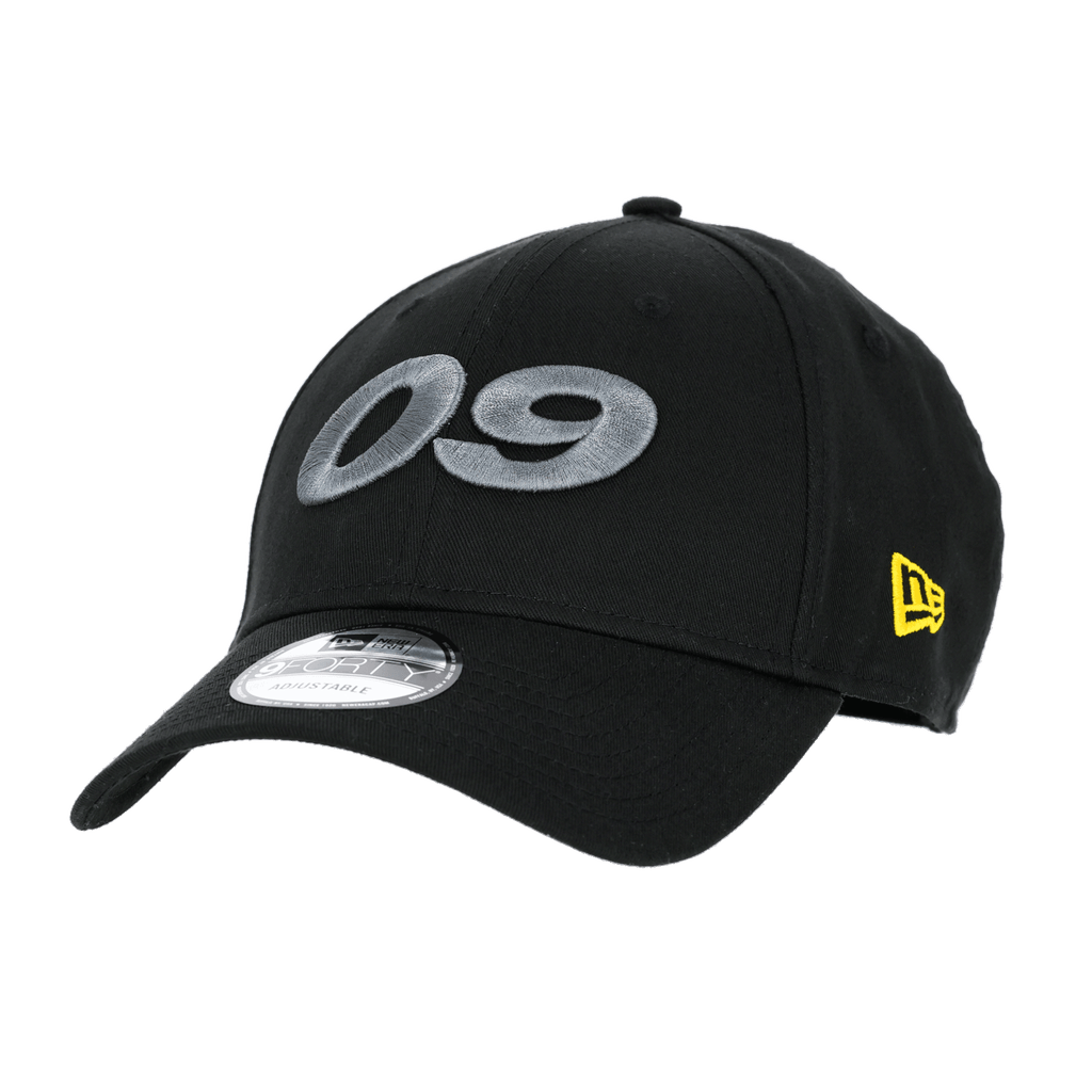 Gorra negra del BVB de New Era con diseño 9Forty, con el número 09 bordado en gris y el logotipo amarillo de New Era, ideal para los aficionados.