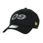 Gorra negra del BVB de New Era con diseño 9Forty, con el número 09 bordado en gris y el logotipo amarillo de New Era, ideal para los aficionados.