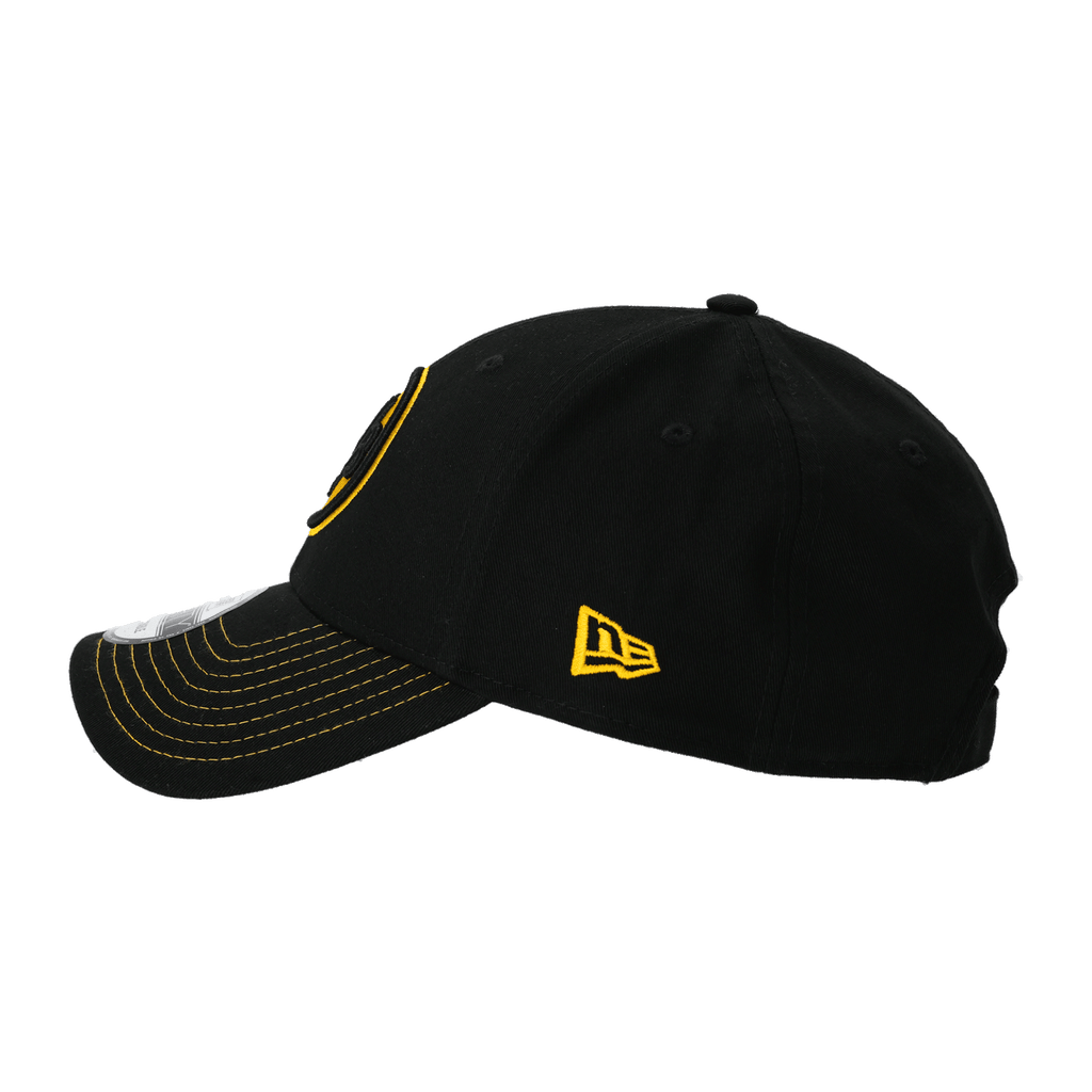 Casquette BVB noire et jaune New Era 9Forty « Rote Erde » avec visière courbée, emblème du BVB sur le devant et logo New Era jaune sur le côté.