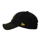 Casquette BVB noire et jaune New Era 9Forty « Rote Erde » avec visière courbée, emblème du BVB sur le devant et logo New Era jaune sur le côté.