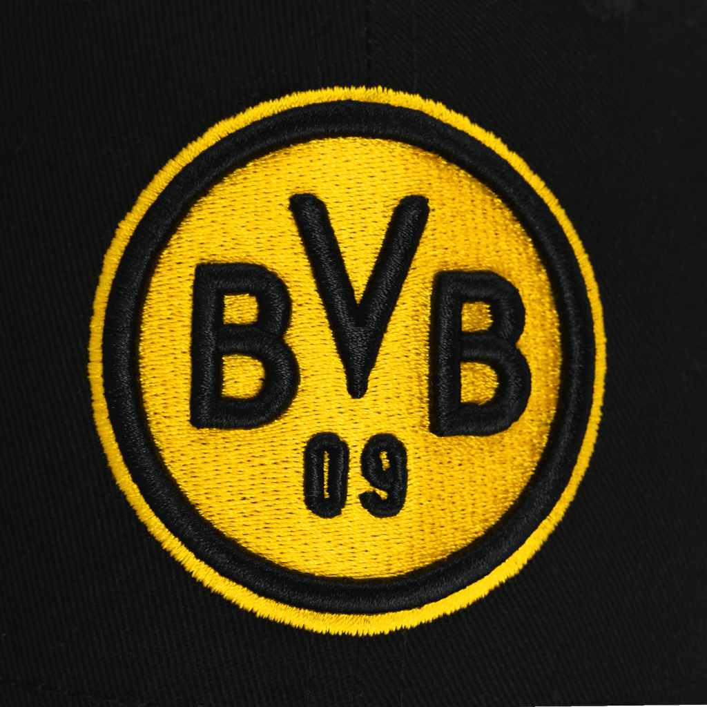Gros plan sur une casquette du BVB noire et jaune, avec le logo « BVB-09 » brodé sur fond noir.