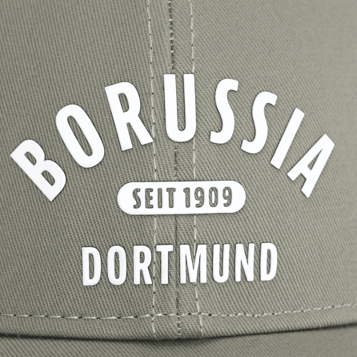 セージグリーンのBVBキャップ。前面には白い「Borussia Dortmund」の文字と「Seit 1909」のエンブレムがあしらわれています。ファンの方にはもちろん、モダンなアクセサリーとしても最適です。