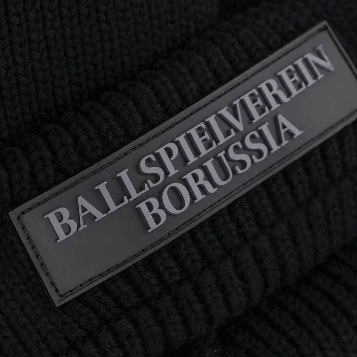 Schwarze BVB Fisherbeanie mit plastischer 'Ballspielverein Borussia'-Aufschrift, Accessoire für Fans des Vereins.